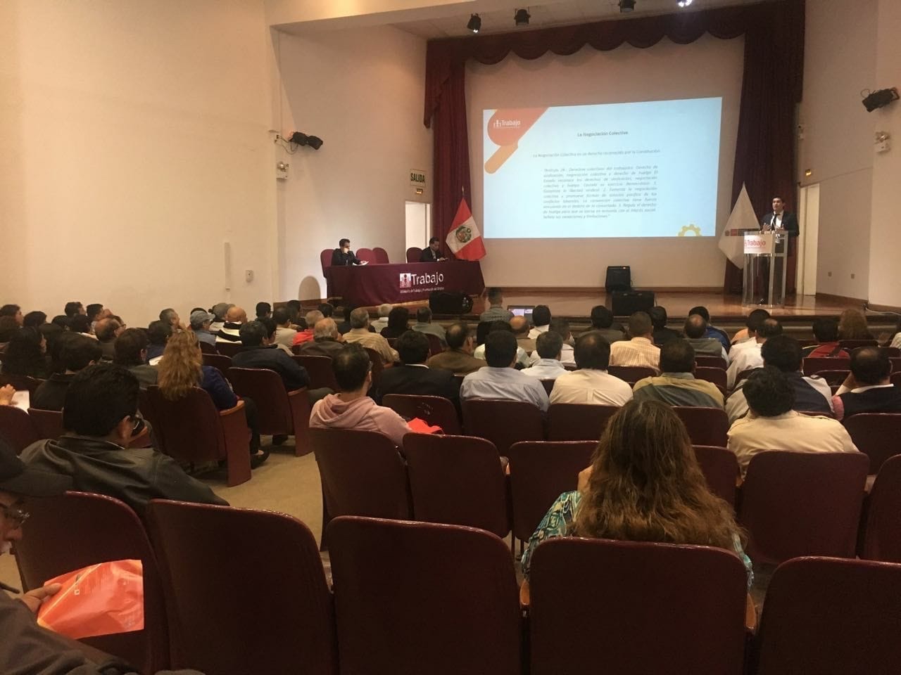 Gianfranco Bringas en una exposición en auditorio