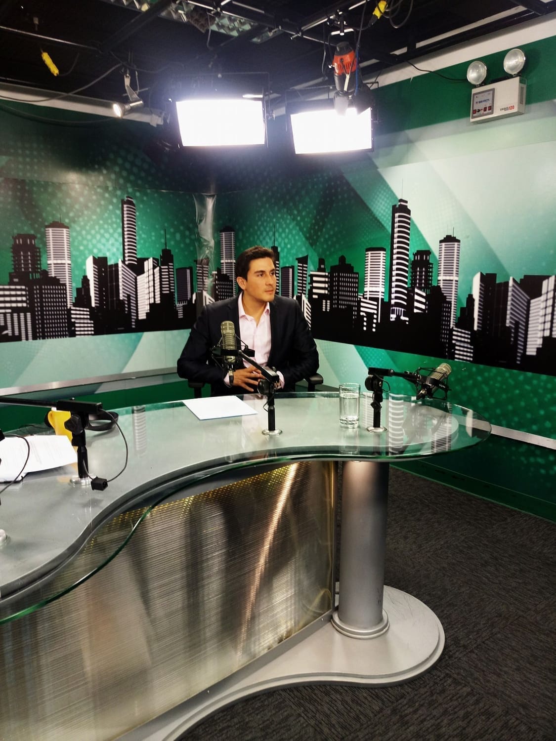 Gianfranco Bringas en un estudio de radio